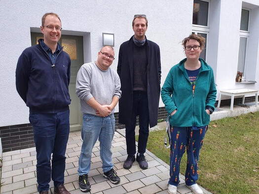 Martin, Chris, Felix und Melanie vor dem inklusiven Wohnhaus