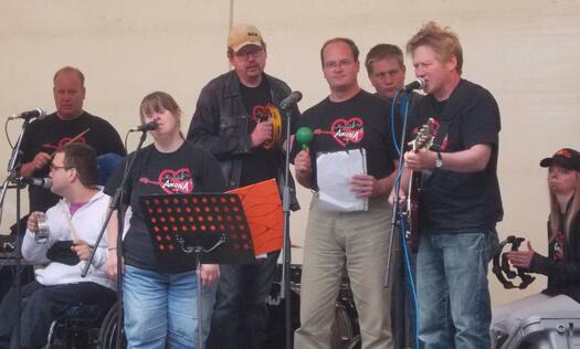 Die Akona-Band bei einem Auftritt, Foto: Mike Früh
