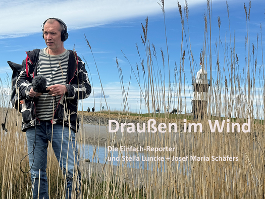 Ein Mann steht mit Kopfhörer und Mikrofon im Schilf. Am Horizont ist ein Leuchtturm. Der Himmel ist blau. Der Text ist: Draußen im Wind: Die Einfachreporter mit Stella Luncke und Josef Maria Schäfers.