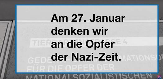 Auf einem weißen Hintergrund mit blauem Rahmen steht: Am 27. Januar denken wir an die Opfer der Nazi-Zeit.