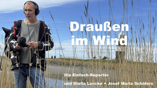 Ein Mann mit Kopfhörern und Mikrofon steht im Gras an der Küste. Im Hintergrund ist ein Leuchtturm. Als Text steht auf dem Bild: Draußen im Wind, die Einfachreportern und Stella Luncke und Josef-Maria Schäfers