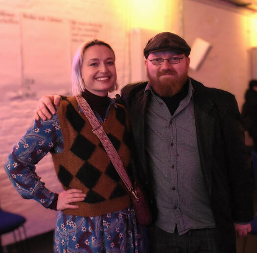 Reema und Elijah, Elijah legt einen Arm um die Schulter von Reema, Foto: Aridrestia