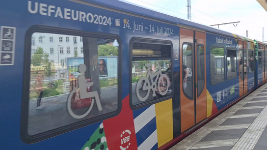 Berliner S-Bahn mit EM-Aufschrift