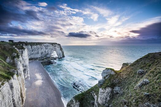 Weiße Felsenküste, weißer Strand, Meer, bewölkter Himmel mit Sonne bei Etretat in Frankreich, Foto: Pixabay