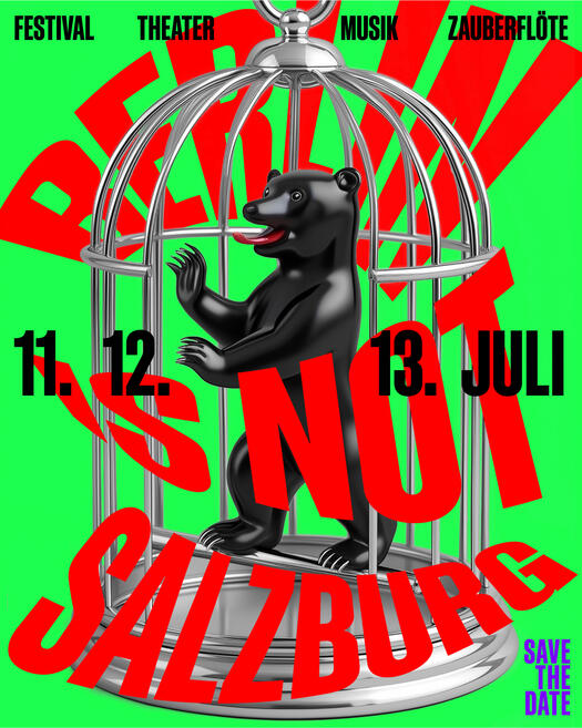 Flyer von dem Festival: Berlin is not Salzburg. Es ist ein grüner Hintergrund mit einem silbernen Käfig. Darin steht ein schwarzer Bär. Das Tor von dem Käfig ist offen. Auf dem Flyer steht in roter Schrift: Berlin is not Salzburg. Oben steht in schwarzer Schrift: Festival, Theater, Musik, Zauberflöte