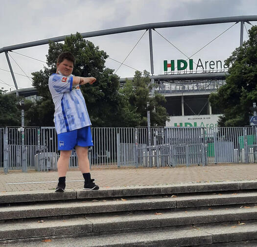 Joschi vor dem Stadion von Hannover 96, Bild: Privat