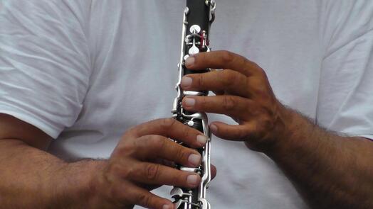 Mann spielt Klarinette, Foto: Holger Schue auf Pixabay