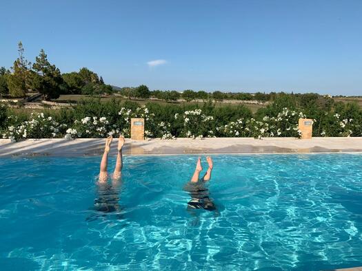 Maya macht Handstand im Pool, Fot: privat