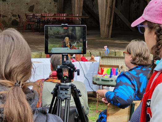 Reporter filmen bei den Schlossgeschichten