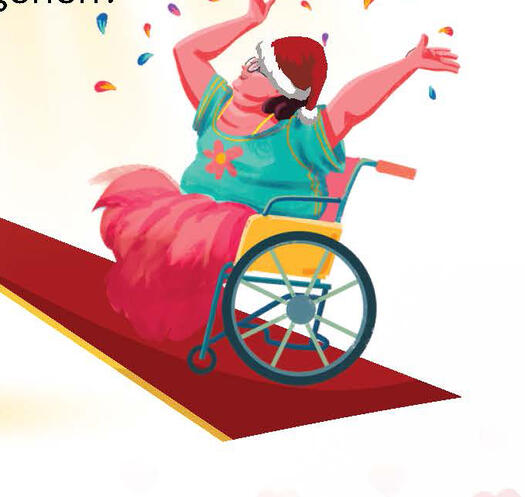 Eine Frau mit Weihnachtsmütze sitzt in einem Rollstuhl auf einem roten Teppich. Die Frau ist fröhlich. Sie hat ihre Arme und Händer in der Luft.