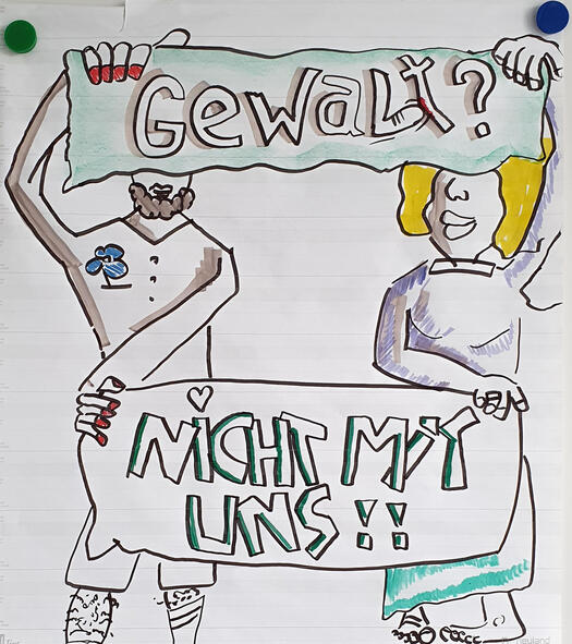 Gewalt? Nicht mit uns!! Ein Mann und eine Frau halten das Plakat, Bild: Aaron Kisch