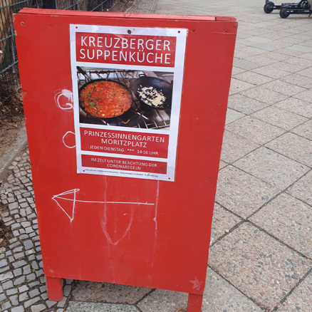 Wegweiser zur Suppenküche am Moritzplatz