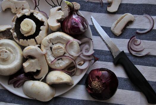 Zwiebel schneiden, Foto: pasja1000 auf Pixabay