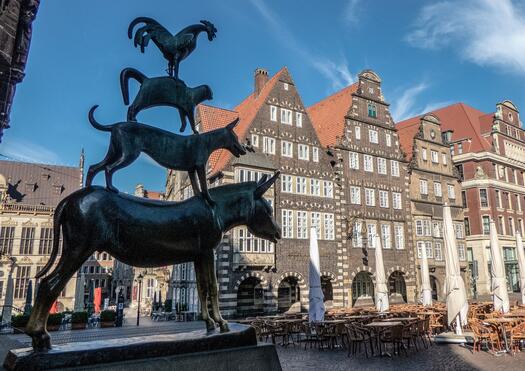 Bremer Stadtmusikanten vor Häusern der Altstadt, Foto: Medienservice auf Pixabay