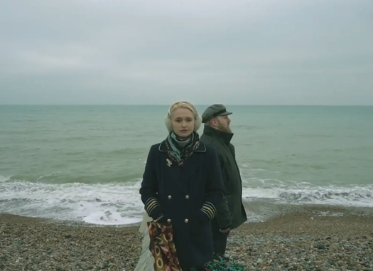 Auf dem Bild stehen eine Frau und ein Mann am Meer (c) Elijah Neuhaus