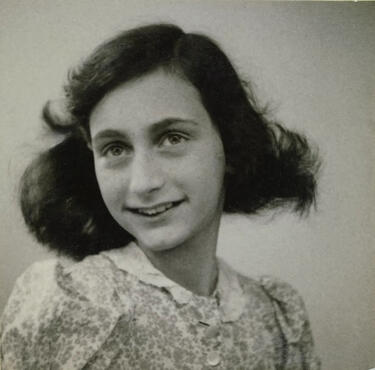 Von Unbekannter Fotograf - Anne Frank, 1942, Gemeinfrei, https://commons.wikimedia.org/w/index.php?curid=107041251