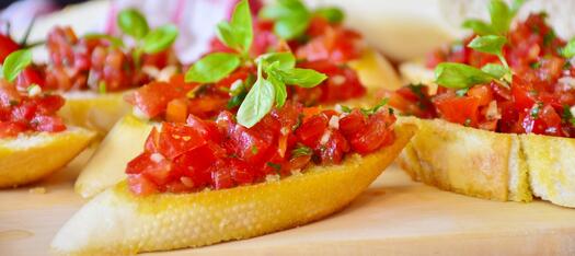Bruschetta, Bild von RitaE auf Pixabay