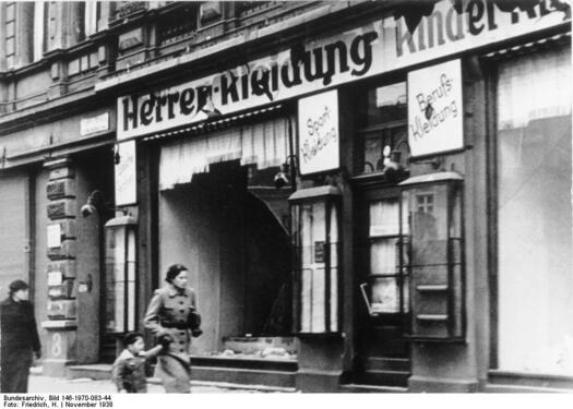 zerstörtes jüdisches Geschäft, Bundesarchiv_Bild_146-1970-083-44,_Magdeburg,_zerstörtes_jüdisches_Geschäft