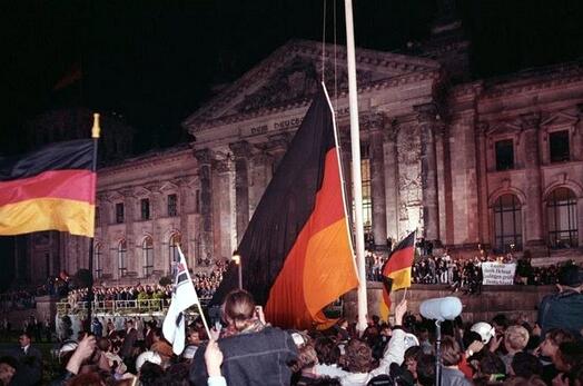 Bundesarchiv, Bild 183-1990-1003-400 / Grimm, Peer / CC-BY-SA 3.0, CC BY-SA 3.0 DE <https://creativecommons.org/licenses/by-sa/3.0/de/deed.en>, via Wikimedia Commons
