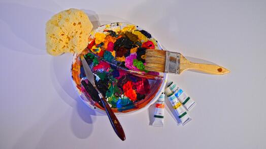 Farben, Pinsel, Schwamm, Bild von Peter Kraayvanger auf Pixabay