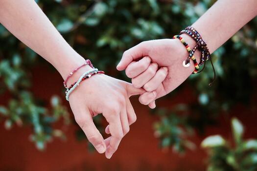 Freundschaft, Junger Mann hält junge Frau an der Hand, Foto; Luisella Planeta Leoni auf Pixabay