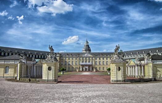 Das Schloss von Karlsruhe. Bild von David Mark auf Pixabay.