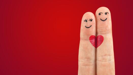 Zwei Finger sind nebeneinander. Der ein hat ein Frauengesicht, der andere ein Männergesicht. Ein Herz vereint sie. Bild von Pexels, Pixabay.