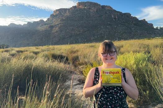 Maya im Teefeld mit Tee, Foto: Rogge-Strang