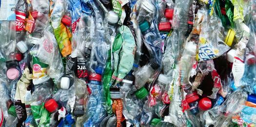 Plastikflaschen, Bild von Hans Braxmeier auf Pixabay