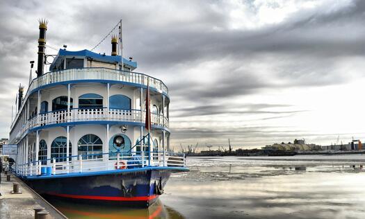 Schiff im Hamburger Hafen, Foro: Gerd Bastin auf Pixabay