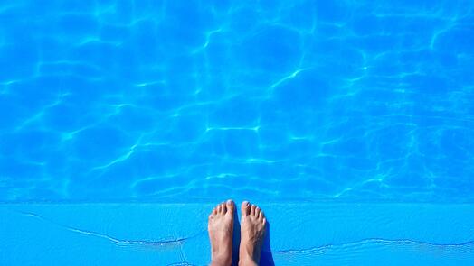Schwimmbad, Bild von Marisa Sias auf Pixabay
