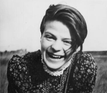 Bild von Unbekannt https://www.freefm.de/sites/default/files/styles/freefm_max/public/Sophie%20Scholl.jpg?itok=YNT88q00, Gemeinfrei, https://commons.wikimedia.org/w/index.php?curid=104826175