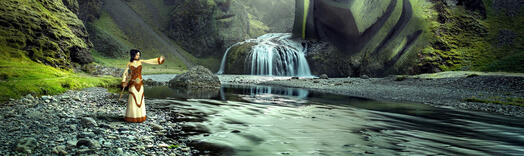 Frau in der Natur mit Wasserfall, Foto: Stefan Keller auf Pixabay