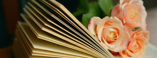 Buch mit Rosen