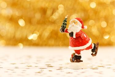Eine Weihnachtsmannfigur, die Schlittschuh läuft.