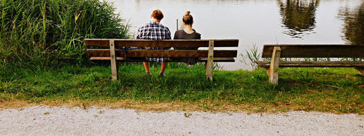 Paar auf Parkbank, Foto: Mabel Amber auf Pixabay