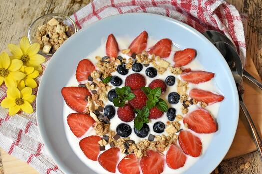 Ein Teller mit Joghurt und Früchten. Bild von RitaE auf Pixabay.