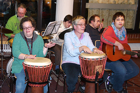 Das Hausorchester der Tagesförderstätte Neukölln der Lebenshilfe Berlin in Aktion. 