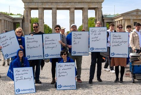 Das Lebenshilfe-Team mit Protest-Plakaten vor dem Brandenburger Tor (Foto: Dennis Lenz)