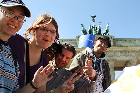 Gruppe von jungen Menchen vor dem Brandenburger Tor