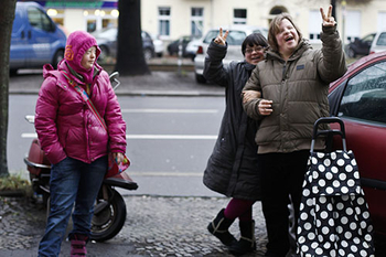 Drei junge Leute auf der Straße (Foto: Julia Nitzschke)