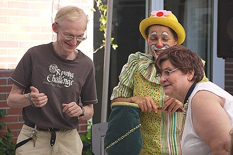 Mann und Frau mit Zauberin (Foto: Christiane Müller-Zurek)