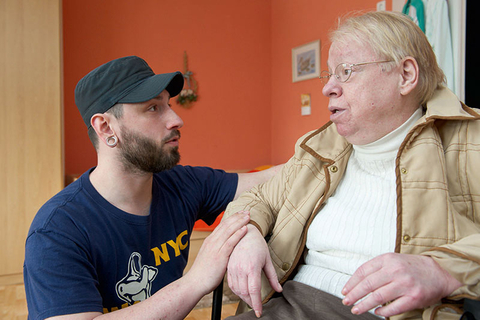 Seniorin und Mitarbeiter (Foto: Werner Krüper)