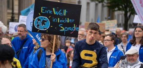Demonstranten mit Schild für Leichte Sprache (Foto: Dennis Lenz)