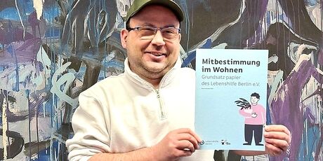 Sascha Ubrig hält das Grundsatzpapier in die kamera (Foto:cmz)