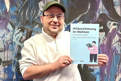 Sascha Ubrig zeigt das Grundsatzpapier in die Kamera (Foto: cmz)
