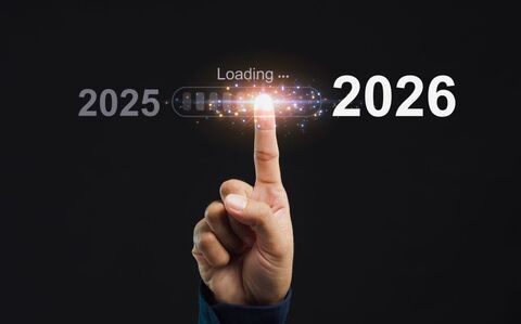 Eine Hand bewegt einen digitalen Schieberegler von 2025 auf 2026 (Bild: iStock boonstudio)