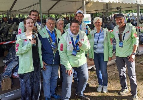 Das freiwillige und inklusive Helfer:innenteam beim Einsatz beim Berlin-Marathon im September 2025.