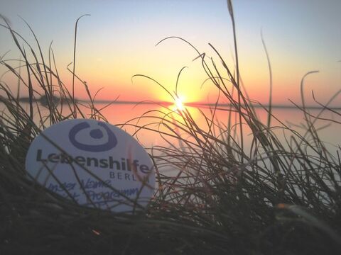 Bild FED Reisen, eine Frisbee am Strand vor der untergehenden Sonne