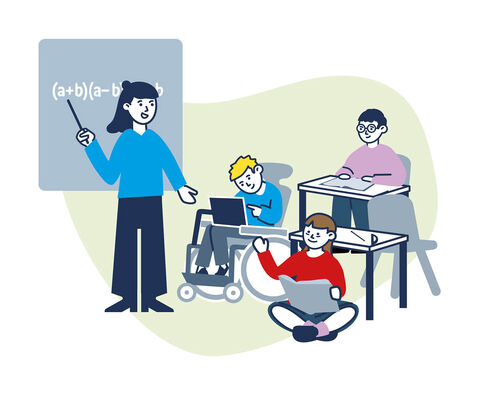 In der Schule, eine Lehrerin steht an der Tafel vor drei Kindern. inkl.Design, Gregor Strutz